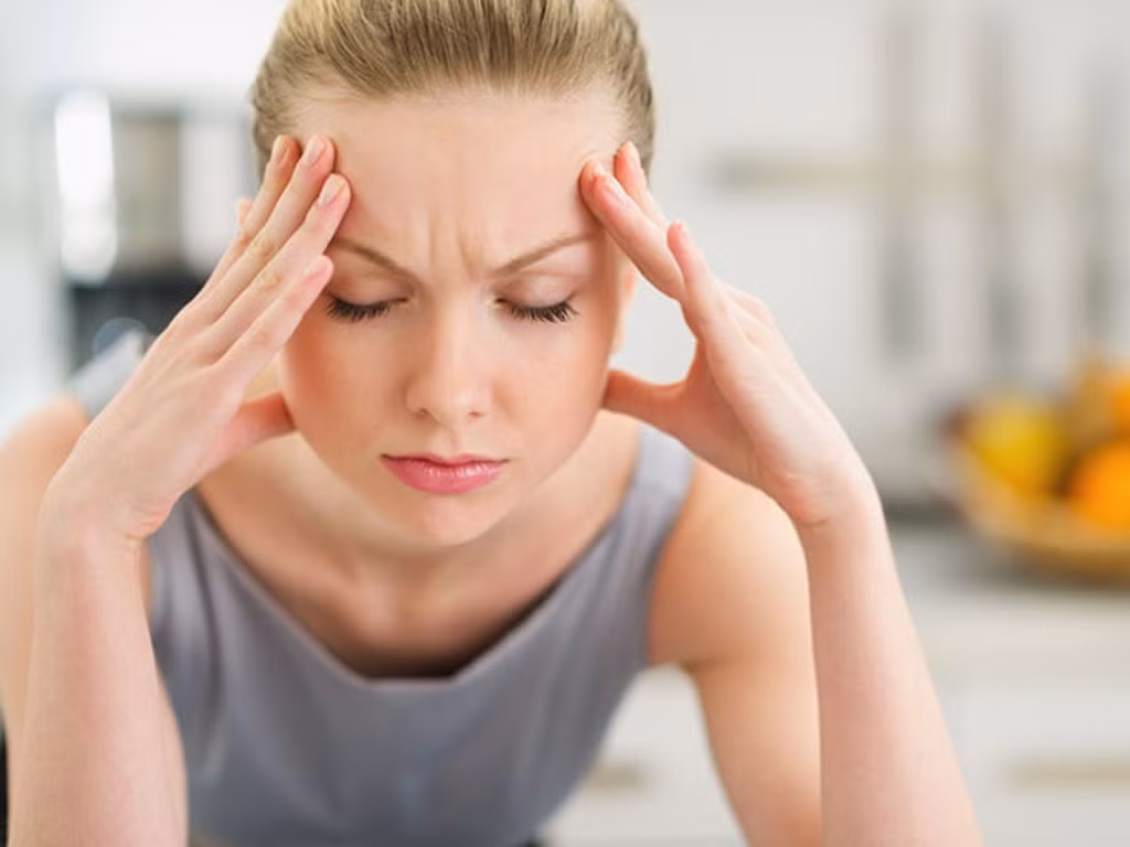 Nhức đầu: Nếu ngủ muộn, khi lúc thức dậy vào buổi sáng, bạn sẽ có cảm giác chuếnh choáng. Bộ não của con người có khả năng đối phó với những cú sốc nhỏ như thế này, nhưng trong khoảng thời gian dài, nó sẽ dẫn đến tổn thương não bộ, gây nhức đầu và các vấn đề nghiêm trọng về não. Ảnh: Internet.