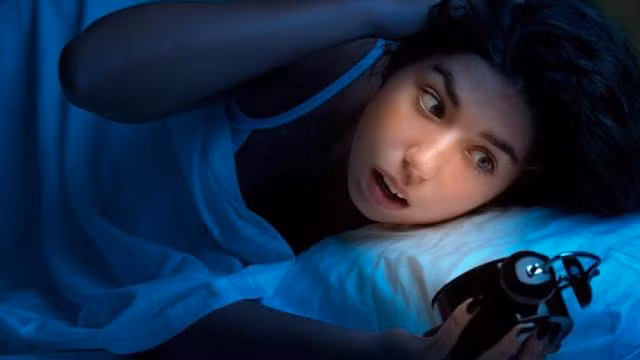 Hay gặp ác mộng: Nếu bạn thường xuyên gặp cơn ác mộng trong giấc ngủ... hãy tự hỏi điều này có liên quan đến giờ đi ngủ không ? Nếu đúng, bạn nên thay đổi thói quen ngủ khuya. Nhiều nghiên cứu đã cho thấy rằng ngủ muộn làm tăng nguy cơ gặp ác mộng và bạn sẽ nhớ rõ điều gì xảy ra khi mơ. Nguyên nhân do hormone cortisol tăng cao do đêm đã khuya mà bạn còn tỉnh táo. Ảnh: Wral.