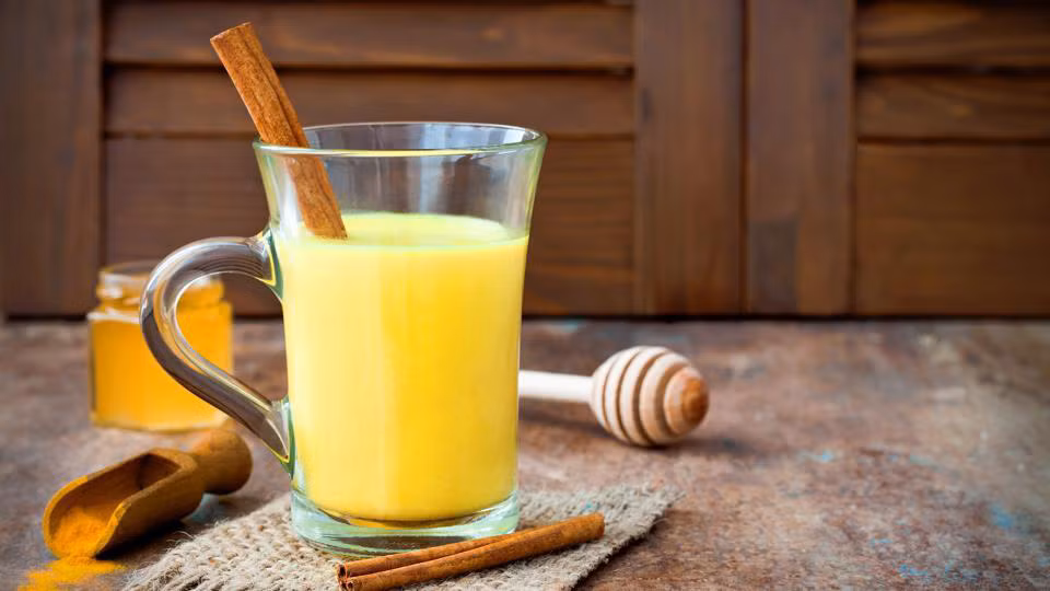 10. Phòng chống ung thư: Chất curcumin trong nghệ có thể tiêu diệt tế bào ung thư và ngăn ngừa sự phát triển của nó đến các bộ phận khác của cơ thể. Nghệ có hiệu quả trong việc phòng chống ung thư vú, tuyến tiền liệt, ung thư da, ung thư đại tràng và ung thư phổi. Uống sữa nghệ thường xuyên có thể ngăn ngừa sự phát triển của khối u ác tính cũng như ngăn chặn sự phát triển của khối u trong giai đoạn đầu. Ảnh: Internet.