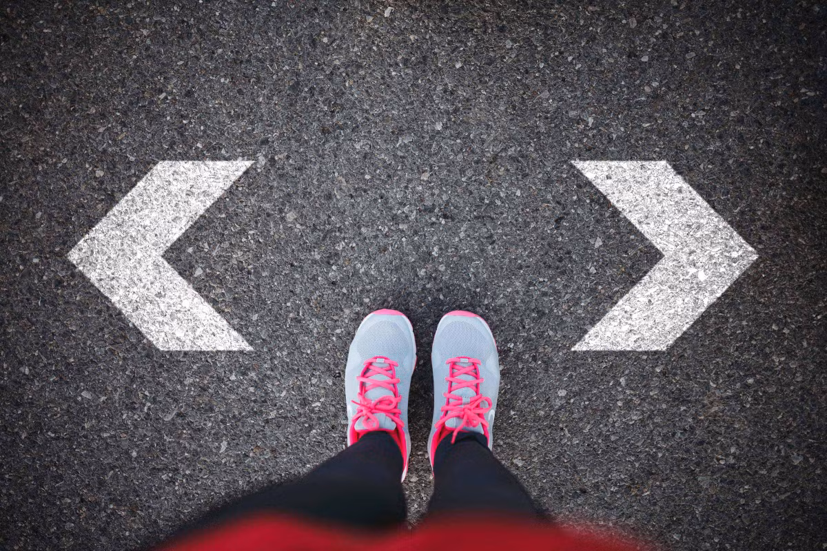 Đi bộ là một bí quyết hạ huyết áp cao. Một nghiên cứu ở Nhật Bản cho thấy những người đi bộ từ 30-90 phút mỗi tuần có thể giảm huyết áp gần bằng những người tập luyện cường độ cao hơn 90 phút mỗi tuần. Ảnh: Istock.