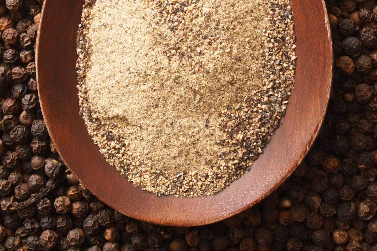 Việc ăn ít muối có thể khiến khẩu vị không ngon nhưng điều này rất tốt cho sức khỏe. Thay vào đó, bạn có thể dùng các gia vị khác như tiêu, tỏi, húng quế và chanh. Ảnh: Istock.