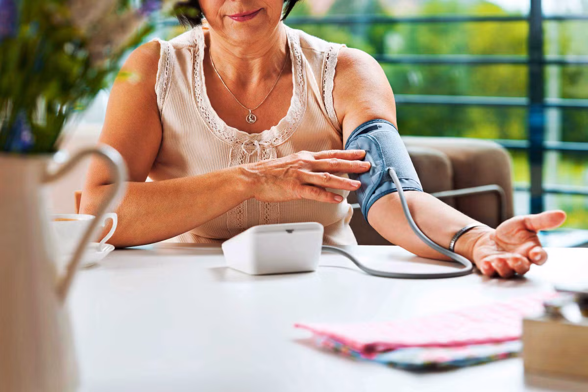 Những người huyết áp cao, hãy tự trang bị cho mình bộ dụng cụ kiểm tra huyết áp tại nhà. Ảnh: Istock.