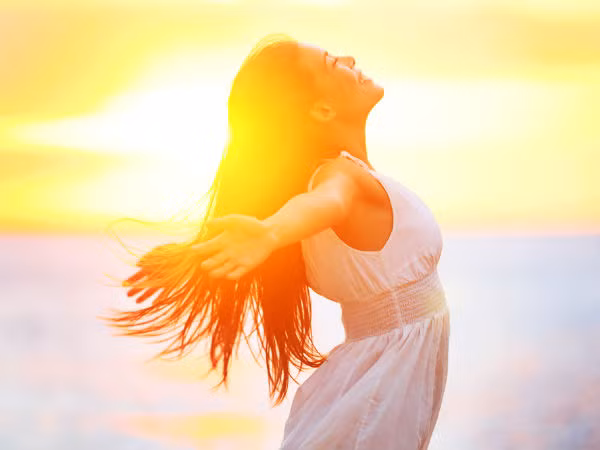 1. Thường xuyên tiếp xúc với ánh sáng mặt trời: Những người nhận được nhiều vitamin D có thể tự bảo vệ mình khỏi một loạt các bệnh ung thư, bao gồm ung thư đại tràng và ung thư vú. Nó cũng cải thiện tỷ lệ sống sót của u hắc tố, đó là một bệnh ung thư da nghiêm trọng. Ảnh: Boldsky.