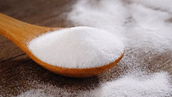 Trộn một thìa đường với một muỗng canh dầu ô liu và chà xát tay trên khuỷu tay vài phút. Sau đó, rửa sạch bằng nước. Ảnh: Getty.