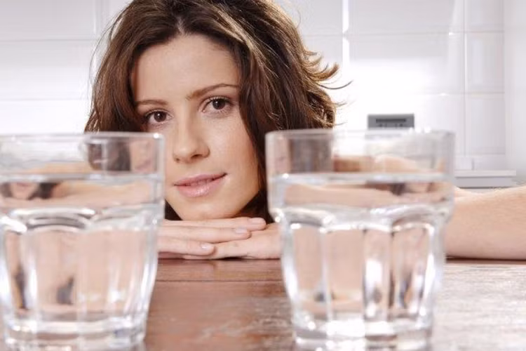 Hỗ trợ tiêu hóa tốt hơn: Nước ấm giúp phân hủy chất béo trong chế độ ăn uống của bạn. Nó có thể giúp tiêu hóa chất béo dễ dàng, khiến cơ thể ít phải làm việc hơn. Nếu thường xuyên uống nước ấm, đường tiêu hóa của bạn sẽ hoạt động tốt hơn. Ảnh: Oasisofhealth.