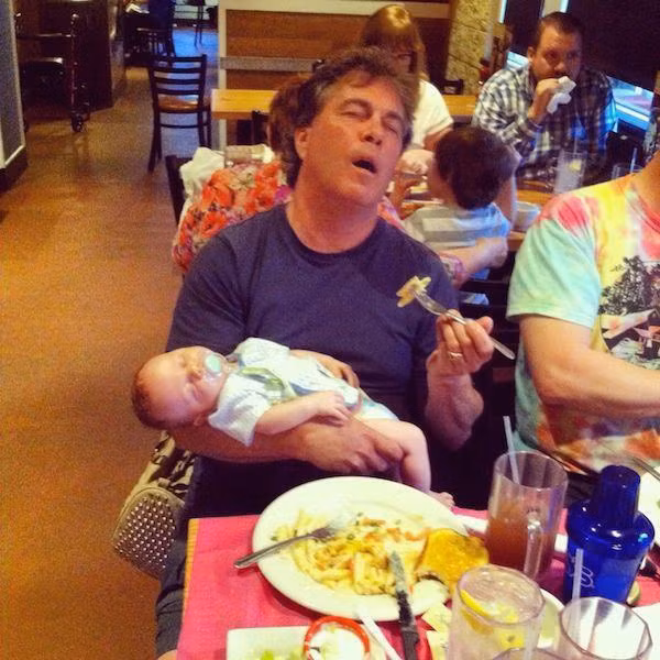 Bố con ta cùng ngủ nào! Ảnh: Boredomtherapy.