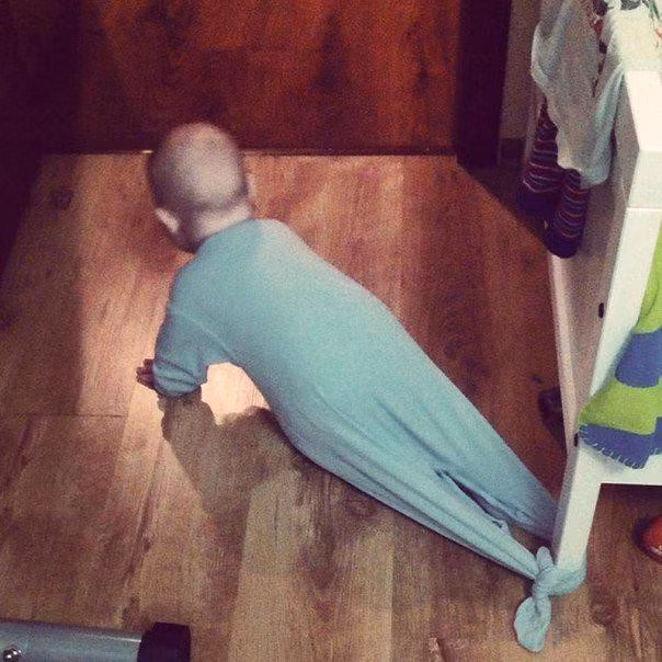 Khi mẹ có việc cần chạy ra ngoài một chút. Ảnh: Boredomtherapy.