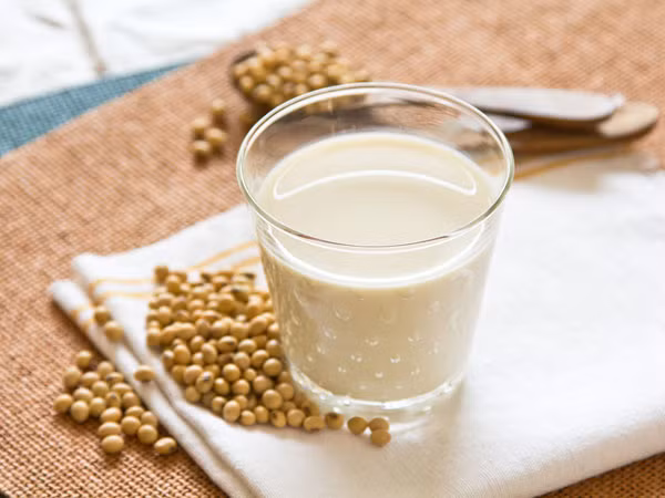 6. Sản phẩm đậu nành: Sữa đậu nành ít calo và cũng có hàm lượng vitamin B12 cao. Ảnh: Boldsky.