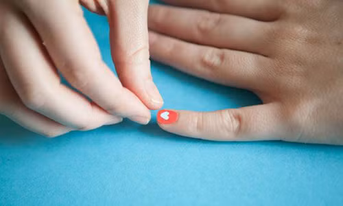 4. Dán móng: Nếu việc tô vẽ nghệ thuật lên móng quá khó, bạn có thể chọn cách dán móng. Đầu tiên, bạn tô hai lớp sơn nền lên túi bóng nilon mỏng rồi tô tiếp họa tiết lên. Sau đó dùng sơn nền (base coat) hoặc keo dán móng để dán như bình thường. Ảnh: Cosmopolitan.