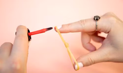 8. Cách sơn móng tay kiểu Pháp: Sử dụng những vòng tròn dán lên phần móng mà bạn không muốn sơn màu rồi sơn phần còn lại của móng như bình thường. Bạn sẽ được một bộ móng khác biệt. Ảnh: Cosmopolitan.