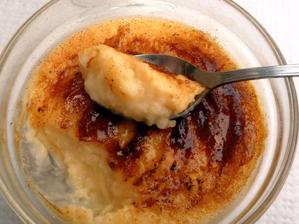 Người dân Colombia sẽ thưởng thức món bánh arroz con leche. Bánh được làm từ sữa, gạo, nho khô và các loại gia vị. Ảnh: Flickr.