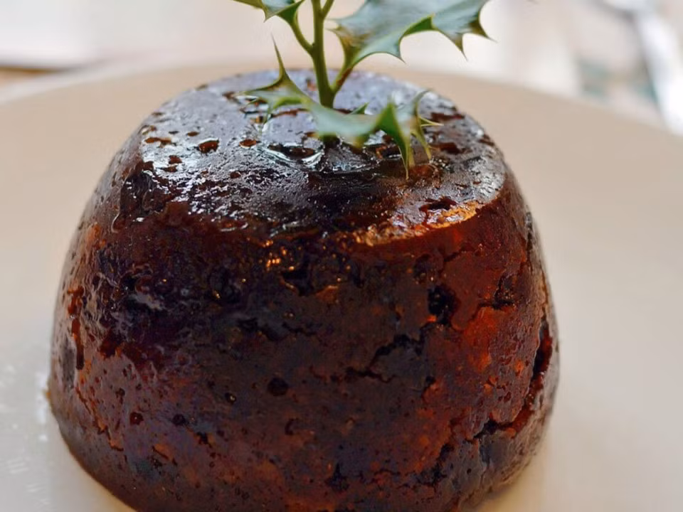 Mỗi dịp Noel, người Anh thường ăn món Figgy pudding, còn được gọi là bánh pudding mận và bánh pudding Giáng sinh. Bánh này được làm từ trái cây sấy khô, gia vị, và rất nhiều rượu. Ảnh: Flickr.