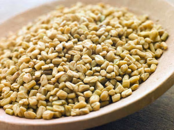 2. Hạt methi: Hạt Methi hay được gọi là hạt fenugreek, hạt cỏ cà ri hoặc khổ đậu. Hạt có màu vàng hoặc hổ phách, có vị cay đắng gần như nghệ, mùi thơm đặc biệt, được sử dụng làm gia vị trong các món ăn truyền thống Ấn Độ. Hạt này có đặc tính kháng virut giúp loại bỏ khả năng bị lạnh. Tính chất gây nhiệt của nó cũng làm giảm các triệu chứng của cảm lạnh như chảy nước mũi và hắt hơi. Ảnh: Boldsky.