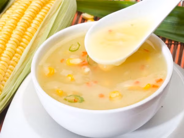 10. Canh rau củ: Đây là thực phẩm ấm áp thường được nấu nhất cho mùa đông. Bát canh nóng không chỉ làm tăng nhiệt độ cơ thể mà nó còn cung cấp nhiều dưỡng chất thiết yếu. Ảnh: Boldsky.