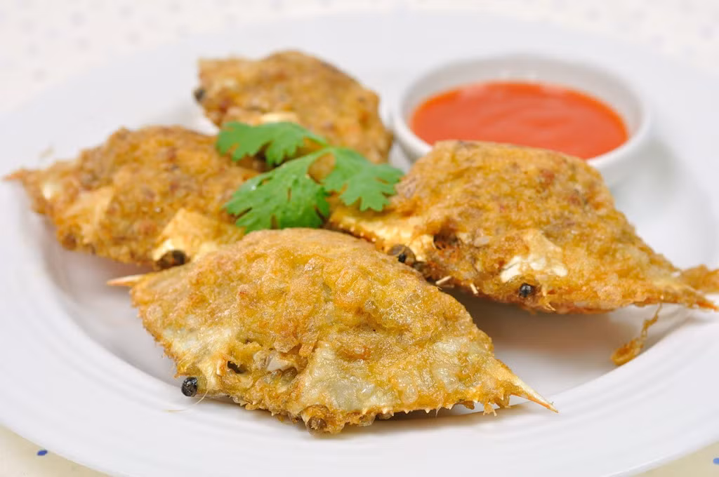 Bánh cua (Poojaah): Thịt cua trộn với trứng, rau thơm và các loại gia vị và thịt lợn, sau đó nhồi vào vỏ cua, hấp lên rồi chiên. Ảnh: Youtube.