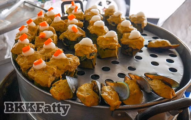 Bánh hải sản hấp (Hor Mok): Cá và ngao được ướp và hấp trong lá chuối, sau đó có thể phủ lớp kem dừa.