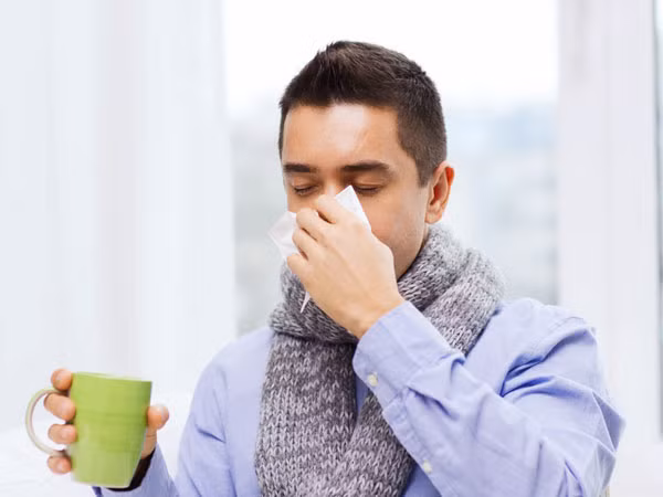 Là một loại quả giàu vitamin C, me chua giúp tăng cường hệ miễn dịch và ngăn ngừa cảm lạnh và ho. Để có kết quả nhanh hơn, thêm một chút tiêu vào cốc trà.