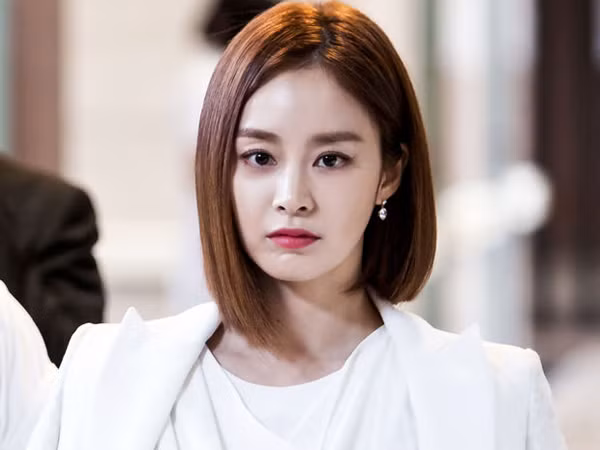 Mái tóc ngang vai bất đối xứng luôn khiến bạn trở nên cá tính và sành điệu hơn. Ảnh: Internet.