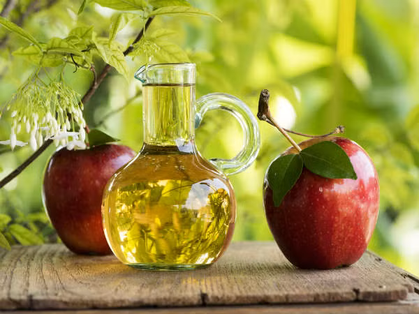 Hạ huyết áp: Các nghiên cứu cho thấy uống giấm táo với nước giúp hạ thấp huyết áp. Để duy trì mức huyết áp ổn định, bạn có thể uống nước pha giấm táo mỗi ngày. Ảnh: Boldsky.