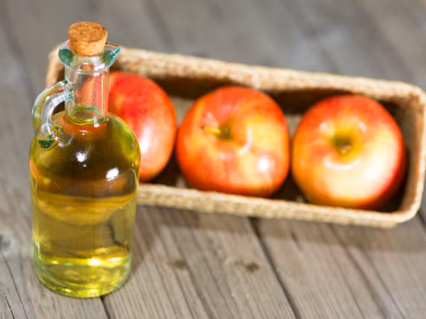 Cải thiện khả năng hấp thu dinh dưỡng: Axit axetic trong giấm táo có thể làm tăng khả năng hấp thụ các khoáng chất quan trọng của cơ thể từ thực phẩm. Ngoài uống giấm táo với nước, bạn cũng có thể thử thêm một ít giấm táo vào món salad để hỗ trợ hấp thụ các chất dinh dưỡng tốt hơn. Ảnh: Boldsky.