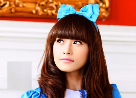 Tóc ngang vai mái bằng cá tính giúp ăn gian tuổi luôn được nhiều bạn gái ưu ái trong năm qua. Ảnh: Internet.