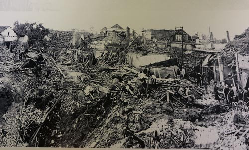 Phố Khâm Thiên bị máy bay B-52 của Mỹ dội bom san bằng hàng ngàn ngôi nhà, làm 278 người chết, 290 người bị thương vào đêm 26-12-1972 Ảnh: TTXVN.