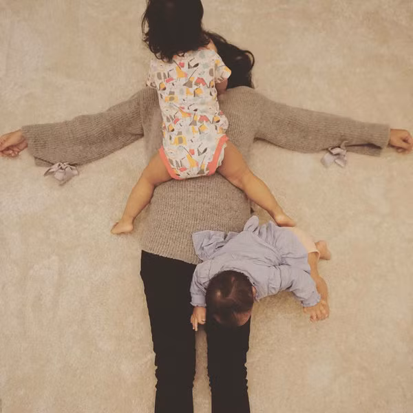 Mẹ tình nguyện làm thú bông cho con cưỡi chơi. Ảnh: DM.