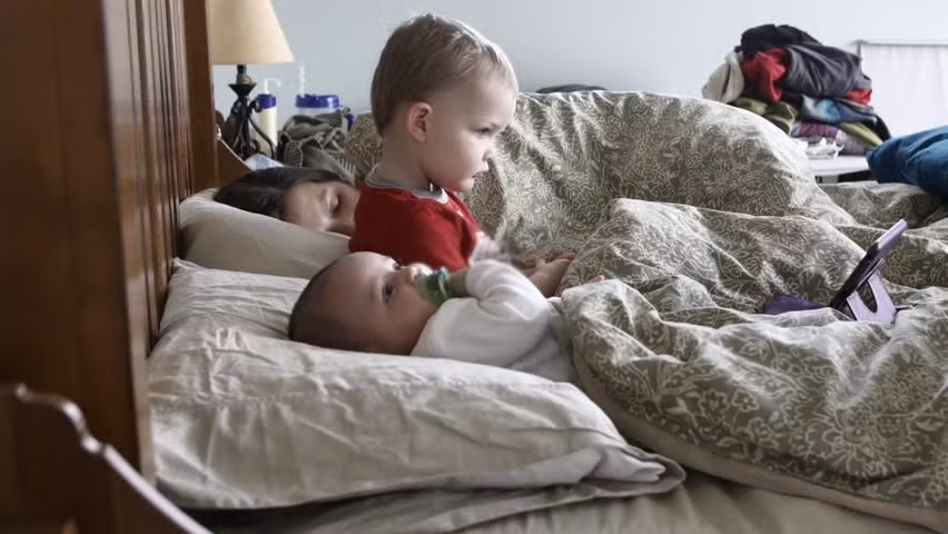 Khi mẹ quá mệt thì các con cứ tự chơi để mẹ ngủ. Ảnh: Internet. 