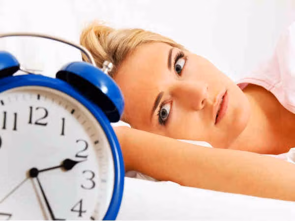 5. Ngăn ngừa chứng mất ngủ: Sữa và mật ong rất hiệu quả trong việc chữa chứng mất ngủ và khó ngủ. Mặc dù mật ong là thức ăn có đường nhưng nó lại kiểm soát insulin tiết ra trong cơ thể và làm tăng lượng tryptophan. Chất tryptophan này chuyển thành serotonin, được biết đến như là hormone gây buồn ngủ. Ảnh: Boldsky.