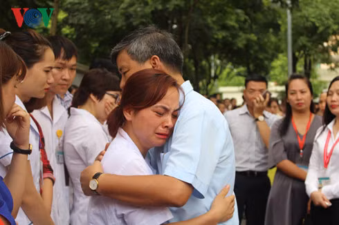 Giao su Nguyen Anh Tri nghi huu, nhieu nguoi roi nuoc mat-Hinh-4