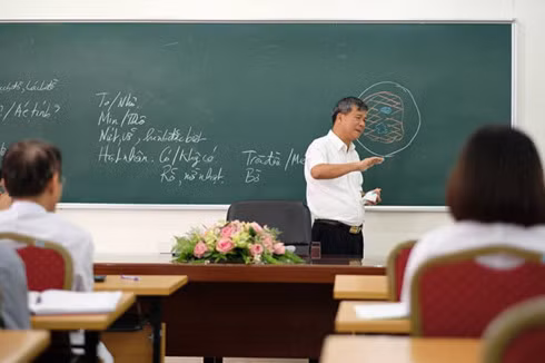 Giao su Nguyen Anh Tri nghi huu, nhieu nguoi roi nuoc mat-Hinh-2