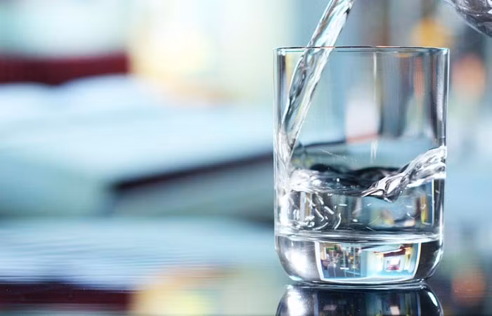 1. Uống nhiều nước để điều trị nước tiểu đục: Đôi khi, nước tiểu đục có thể bị gây ra bởi nguyên nhân mất nước. Do vậy, nước uống là phương thuốc tự nhiên tốt nhất để giảm bớt triệu chứng nước tiểu đục. Ảnh: Shutterstock.