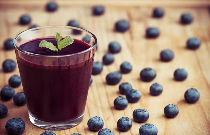 3. Uống nước việt quất: Bạn hãy uống một ly nước ép việt quất ngay khi thức dậy vào buổi sáng. Lặp lại mỗi ngày cho đến khi căn bệnh tiểu đục thuyên giảm. Nước ép việt quất chứa nhiều chất chống oxy hoá và các hợp chất ức chế và thậm chí loại bỏ các vi khuẩn gây nhiễm trùng đường tiết niệu (UTI). Ảnh: Shutterstock.
