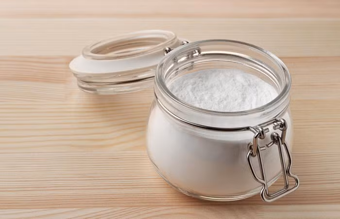 2. Baking soda (bột nở): Nguyên liệu gồm 1 muỗng cà phê baking soda và 1 cốc nước. Uống một ly hỗn hợp này mỗi ngày một lần và nước tiểu của bạn sẽ trở lại bình thường chỉ trong vài ngày. Baking soda có tính chất kiềm và nó giúp làm trung hòa axit trong nước tiểu, làm giảm viêm và các triệu chứng của đi tiểu đục. Ảnh: Shutterstock.