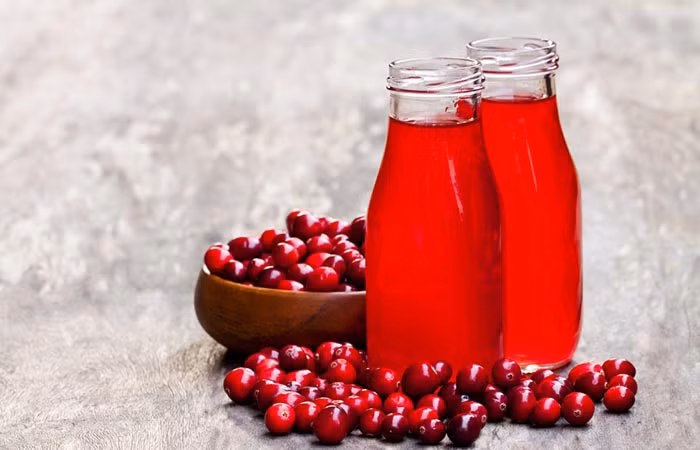 5. Nước ép nam việt quất: Bạn cần pha 1/2 cốc nước ép nam việt quất với nửa cốc nước. Hãy uống 1-2 ly mỗi ngày. Nước ép nam việt quất, giống như nước việt quất, là một trong những phương thuốc tự nhiên tốt nhất chữa nước tiểu đục và nhiễm trùng đường tiểu. Đây là một thuốc lợi tiểu tự nhiên cũng có thể ngăn ngừa các vi khuẩn. Ảnh: Shutterstock.