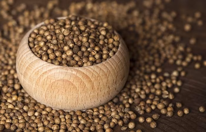 9. Hạt rau mùi: Nguyên liệu gồm 1 muỗng canh rau mùi và 1/2 chén nước. Đun sôi hạt rau mùi trong nước trong 3-4 phút, sau đó lọc và uống nước này hai lần mỗi ngày. Hạt rau mùi là thuốc lợi tiểu và kháng khuẩn tự nhiên. Đây là cách điều trị nước tiểu đục rất hiệu quả.