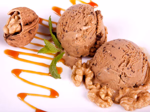 Kem: Ăn kem muộn vào ban đêm? Hàm lượng đường và chất béo của kem cung cấp cho bạn rất nhiều năng lượng nhưng cơ thể bạn đang ở chế độ ngủ. Ảnh: Boldsky.