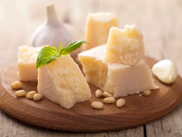 Pho mát: Các sản phẩm từ sữa có chứa tryptophan vốn là tiền thân của hormone gây ngủ serotonin. Do đó, dùng phô mai có thể gây ra những giấc mơ xấu khi bạn ngủ say. Ảnh: Boldsky.