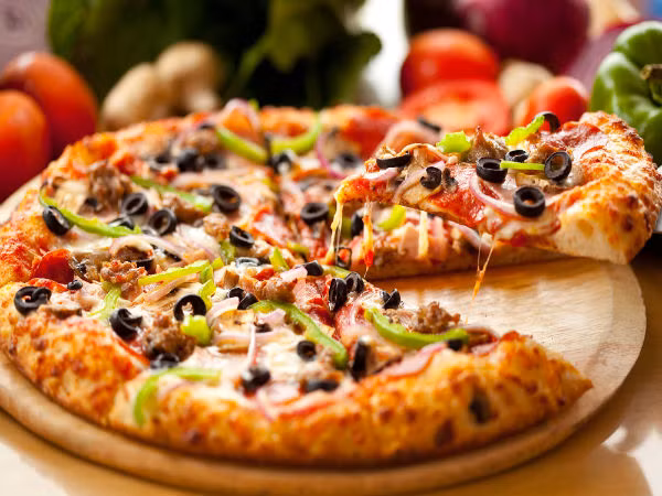 Bánh pizza: Pizza, đặc biệt là pizza phô mai, có thể khiến bạn gặp ác mộng. Các sản phẩm sữa chứa tryptophan, đó là lý do chính gây ra những giấc mơ xấu. Ảnh: Boldsky.