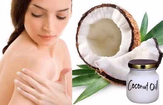 Tắm trắng bằng dầu dừa: Dầu dừa chứa nhiều vitamin cung cấp độ ẩm cũng như mang lại làn da sáng mịn tự nhiên. Chỉ cần massage da với dầu dừa 2 lần/tuần, bạn sẽ có được làn da sáng khỏe và trắng mịn. Các chuyên gia da liễu cũng cho rằng, liệu pháp tắm trắng an toàn với dầu dừa rất có lợi cho hoạt động lưu thông máu. Ảnh: Waytoenliven.