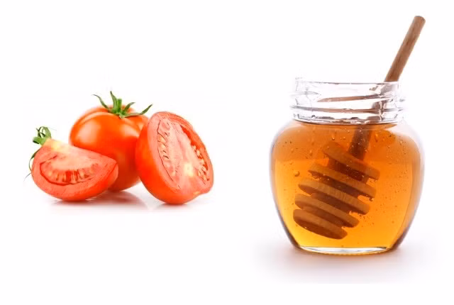 Tắm trắng toàn thân cùng cà chua và mật ong: Cà chua được coi là thần dược làm đẹp có tác dụng thần kì trong việc làm sáng da, còn mật ong làm mịn da. Cách làm: Ép nước cà chua rồi trộn cùng mật ong. Thoa đều lên da rồi để hỗn hợp lưu trên đó trong 20 phút. Những vùng da thô ráp như khuỷu tay, đầu gối thì thoa đậm hơn. Sau đó tắm sạch. Ảnh: Diyhealthremedy.