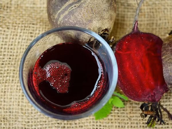 Loại nước ép này rất giàu nitrat, giúp cải thiện khả năng “chuyện ấy” ở nam giới. Ảnh: Boldsky.