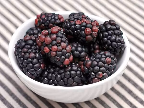 3. Quả mâm xôi đen: Đây là một loại trái cây mà người mắc bệnh béo phì và tiểu đường có thể tiêu thụ thoải mái vì nó chỉ chứa 4-5g đường trên 100g quả. Mâm xôi đen chứa nhiều vitamin K và mangan rất tốt cho răng miệng. Ảnh: Boldsky.