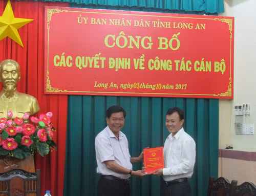 Long An: 9 co quan thua Pho Giam doc, 121 lanh dao thieu tieu chuan