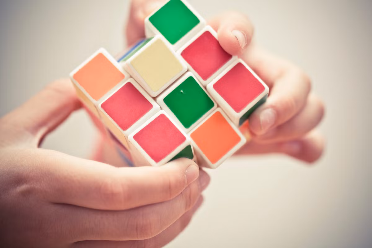 Trò chơi trí tuệ có thể không tác dụng nhiều với bộ não: Trong một nghiên cứu gần đây, 11.430 tình nguyện viên tuổi từ 18 đến 60 hoàn thành một loạt các nhiệm vụ chơi các trò chơi trí tuệ trực tuyến ít nhất là 10 phút mỗi ngày, ba lần một tuần, trong 6 tuần lễ. Mặc dù các học viên đã cải thiện công việc nhưng các nhà nghiên cứu tin rằng họ không hề có sự tăng cường về trí nhớ và khả năng học tập. Ảnh: iStock.