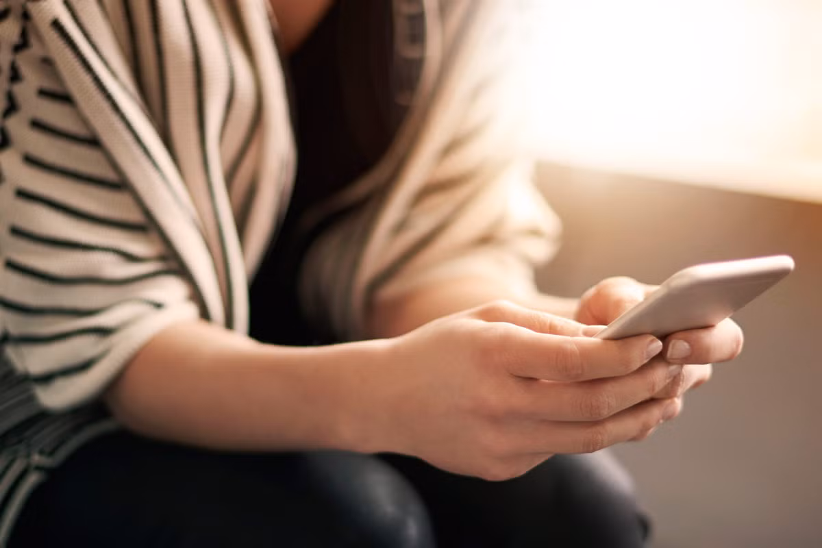 Điện thoại di động ảnh hưởng đến não: Nghiên cứu mới của Viện Y tế Quốc gia Mỹ cho thấy chưa đầy một giờ sử dụng điện thoại di động có thể đẩy nhanh hoạt động não bộ ở khu vực gần nhất với ăng-ten điện thoại. Mặc dù vấn đề này vẫn chưa được công bố nhưng nhiều nghiên cứu khác cho thấy bức xạ điện thoại di động có liên quan đến những rối loạn khác như các vấn đề về giấc ngủ. Ảnh: iStock.