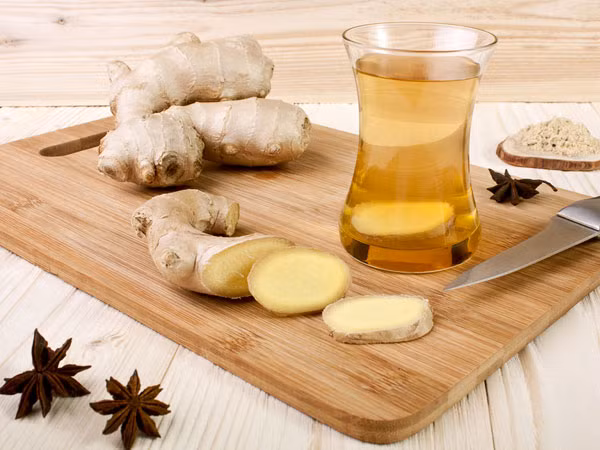 Đôi khi, tiêu chảy cũng là do chứng khó tiêu. Trong trường hợp như vậy, bạn có thể ăn một chút bột gừng khô và ít muối để giảm tình trạng này. Ảnh: Boldsky.