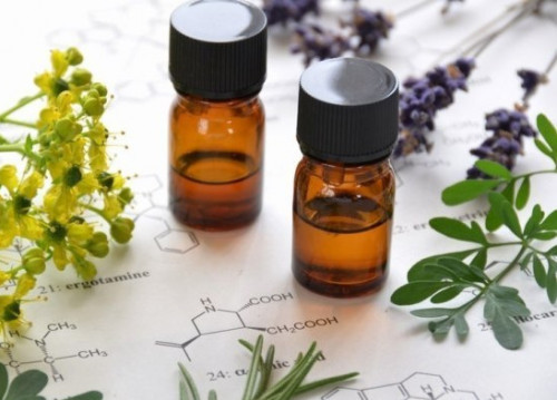 Thoa tinh dầu thầu dầu lên da để tăng cường lưu thông máu, thúc đẩy loại bỏ tế bào chết và phục hồi các cơ bên dưới da. Nó được sử dụng để kích thích chức năng gan, giảm đau, tăng cường lưu thông bạch huyết, chống viêm và cải thiện tiêu hóa. Ảnh: Internet.