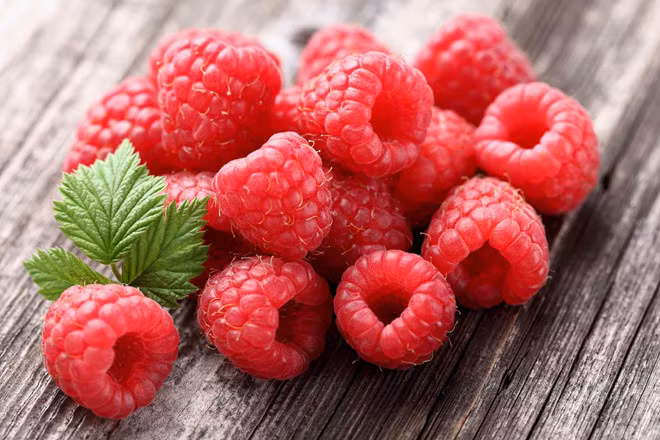 Quả mâm xôi: Trái cây này ít calo nhưng giàu chất xơ, chất chống oxy hóa và vitamin C, những thành phần quan trọng giúp ngăn ngừa cơn đói, kiểm soát lượng thực phẩm đưa vào cơ thể. Một chén quả mâm xôi chứa 8 g chất xơ, trong khi việt quất hoặc dâu tây chỉ có 4 g. Ảnh: Theflavourfactory.