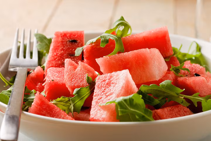 Dưa hấu: Loại quả ngọt mát này chứa nhiều nước và rất ít calories nên bạn có thể ăn dưa hấu cả ngày mà không lo tăng cân. Ăn dưa hấu khiến bạn nhanh no nên sẽ giảm được lượng thức ăn nạp vào trong các bữa chính. Bạn có thể kết hợp dưa hấu cùng món salad trong bữa ăn để hỗ trợ việc giảm cân hiệu quả hơn. Ảnh: Momjunction.